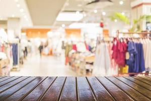 tablones de madera marrón sobre fondo de supermercado borroso foto