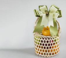 recuerdo de fruta fresca en un paquete de bambú tejido sobre fondo gris blanco - juego de regalo de fruta fresca para el concepto de ocasión especial foto