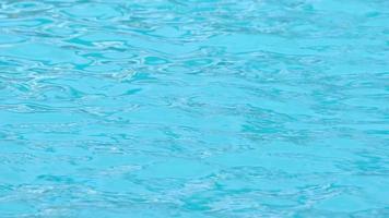 fondo de patrón ondulado de agua limpia en la piscina azul. vacaciones de verano. video