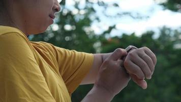 close-up shot van een vrouwelijke hardloper die calorieën telt die zijn verbrand op een slim horloge. een jonge atleet gebruikt een smartwatch om resultaten te controleren terwijl hij buiten oefent. video