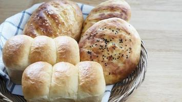 pan en una cesta recetas de aperitivos - aperitivo de pan servido antes del plato principal para uso de fondo foto