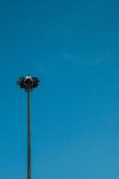 torre de focos con fondo de cielo azul foto