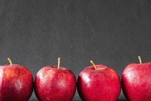 manzana fresca y colorida con gota de agua en la piel sobre fondo gris - concepto de fondo de fruta fresca limpia foto