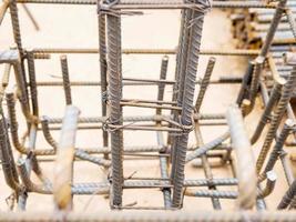 varillas de acero enfocadas selectivas en la preparación de columnas y zapatas de hormigón armado en el sitio de construcción foto