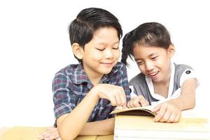 Los niños están felizmente leyendo libros juntos aislados sobre fondo blanco. foto