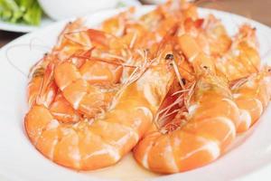 Selective focus of steamed shrimp in a white plate photo