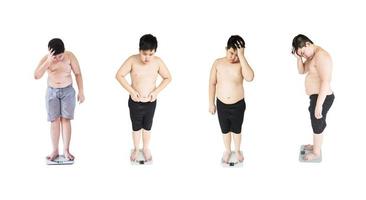 foto de collage de un chico gordo que decepciona su gordura mientras está de pie en una máquina de pesaje sobre fondo blanco