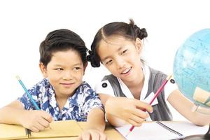 Los niños asiáticos están estudiando el mundo sobre fondo blanco. foto