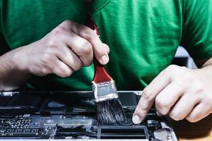 hombre arreglando computadora portátil - concepto de reparación de computadora de tecnología foto