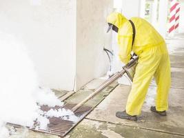 el hombre está usando una máquina de niebla térmica para proteger la propagación de mosquitos foto