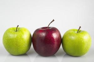 manzana fresca y colorida sobre fondo gris - concepto de fondo de fruta fresca limpia foto