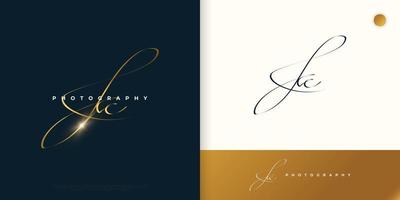 Diseño del logotipo de la firma inicial kc con un estilo de escritura dorado elegante y minimalista. diseño inicial del logotipo k y c para bodas, moda, joyería, boutique e identidad de marca comercial vector