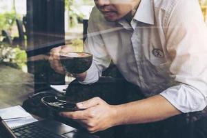 el hombre de negocios está trabajando con su computadora en la cafetería foto