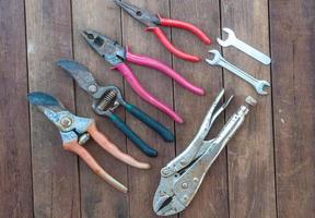 herramientas de mano sobre piso de madera foto