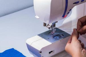 una mujer está instalando su máquina de coser foto