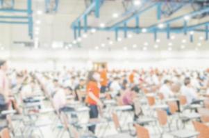 foto borrosa de personas abarrotadas que se examinan en un gran salón