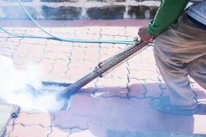 el hombre está usando una máquina de niebla térmica para proteger la propagación de mosquitos foto