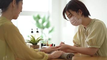 image d'une femme qui se fait les ongles video