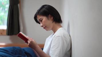 Frau liest auf dem Bett