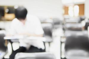 imagen borrosa del estudiante en la sala de examen foto