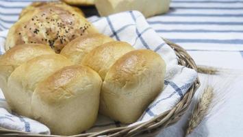 pan en una cesta recetas de aperitivos - aperitivo de pan servido antes del plato principal para uso de fondo foto