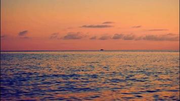 cinemagrafia da paisagem marinha com um belo pôr do sol video