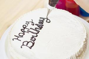 foto suave de decoración de pasteles con punta de tubería para escribir una palabra