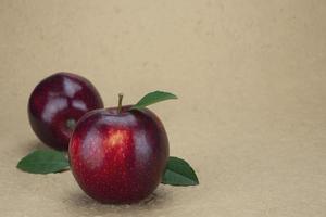 manzana fresca y colorida sobre fondo gris - concepto de fondo de fruta fresca limpia foto