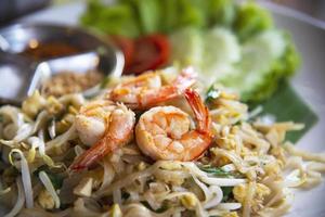 fideos fritos tailandeses con camarones llamados pad thai - famosa receta de comida tailandesa foto