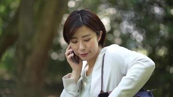 A female employee who opens a notebook while talking on the phone video