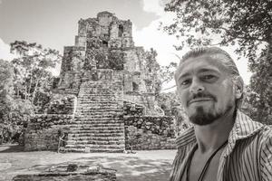 guia turistica antiguo sitio maya templo ruinas piramides muyil mexico. foto