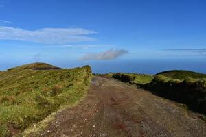 amplio camino de tierra hasta una colina en las azores foto