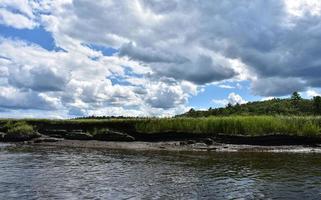 hermosas nubes esponjosas sobre el río norte en la costa sur foto