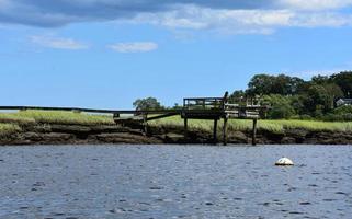 muelle sobre una llanura de marea a lo largo del río norte foto