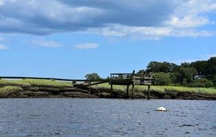 muelle que sobresale del río norte en marshfield foto