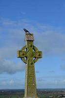 cruz celta con un pájaro en la parte superior foto