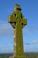 cruz celta en la roca de cashel en irlanda foto