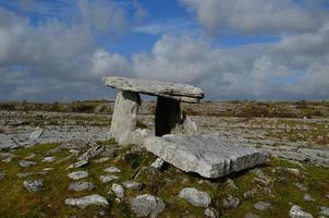 piedras en la tumba burren y portal foto