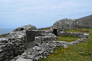 Antiguas chozas de colmena de pie en el suroeste de Irlanda foto