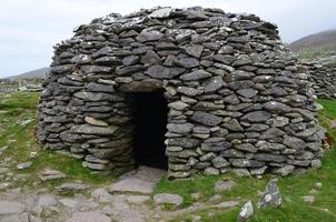 antigua choza de colmena de piedra en dingle foto