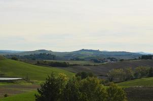 colinas ondulantes y campos de toscana foto