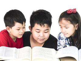 niños curiosos leyendo libros juntos foto