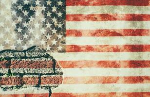 superposición de la bandera de EE.UU. en la textura de la pared de cemento y ladrillo de granito antiguo para uso de fondo foto