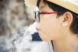 niño asiático comiendo fumar canny felizmente - concepto de tiempo feliz de personas y refrigerios foto