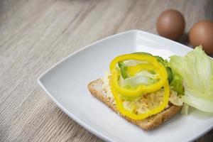 Sandwich egg with fresh vegetables salad breakfast background photo