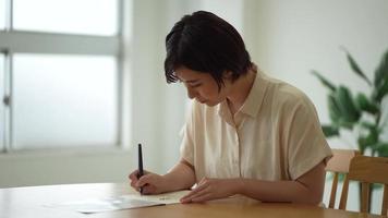 uma mulher praticando uma caneta pincel
