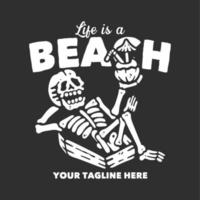 el diseño de la camiseta la vida es una playa con un esqueleto acostado en el ataúd y bebiendo jugo de coco con una ilustración vintage de fondo gris vector