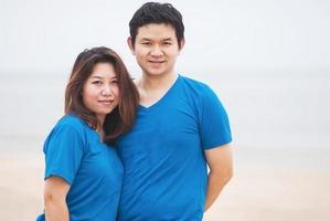 pareja tailandesa asiática en la playa de pataya, tailandia foto