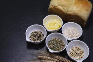 tostadas de trigo integral con trigo seco e ingrediente de grano - concepto de fondo de panadería foto