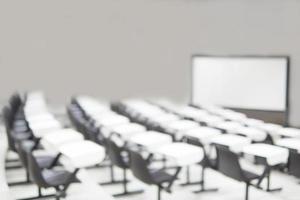 foto borrosa de la fila de asientos vacía en la sala de conferencias